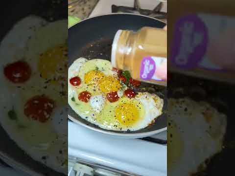 Let’s make breakfast! Cheesy-over easy eggs w. turkey bacon & crackers 🫶