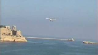 preview picture of video 'Sea Plane taking off next to HMS Illustrious - Malta'