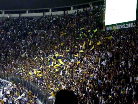 "Una calle me separa - america vs PUMAS (14 de Abril 2010)" Barra: La Rebel &bull; Club: Pumas