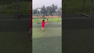 Thiên My đi sân bóng
