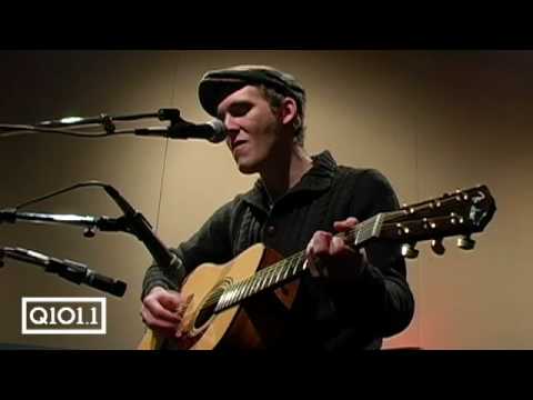 Brian Fallon of Gaslight Anthem performs "Here's Lookin' at You Kid" live on Crash Test Radio