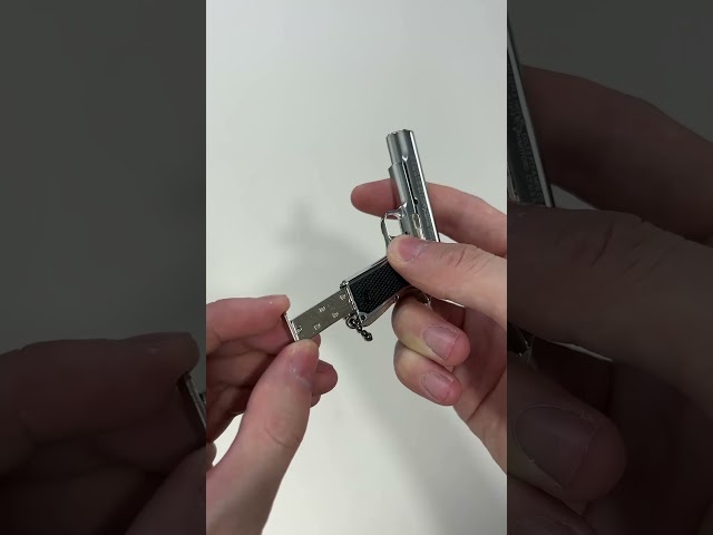 Vídeo relacionado con better with friends llavero revólver pistola llavero battle royal. 8CM