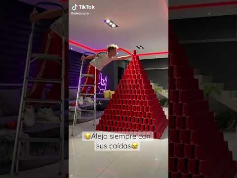 Alejo siempre con sus caídas |#humor #alejoigoa #tiktok #viral #caídas #piramide