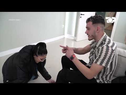 Gisela ulet në gjunjë dhe i lidh këpucët Artjonit - Për’puthen prapaskena