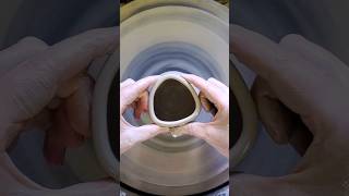 Download lagu Top view of throwing a closed form #ceramics #pottery #ceramicsart #ceramicart #handmadeceramics mp3