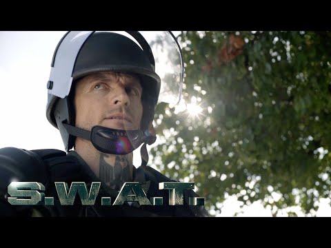 S.W.A.T. | Prisoner Disguises Himself As A Guard