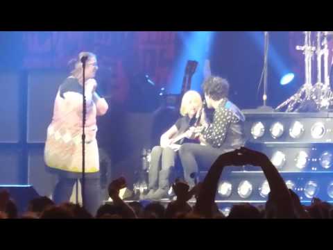 Green Day - Knowledge (Disabled Fan On Stage) live at the O2 2017