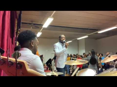 Thierry Cap’s - Prestation du groupe Famille Royale à la MCL Church 🇨🇭