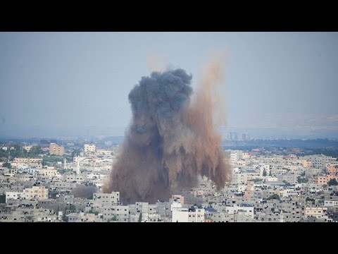 شاهد لحظة انهيار برج سكني وسط قطاع غزة جراء القصف الجوي الإسرائيلي العنيف على غزة