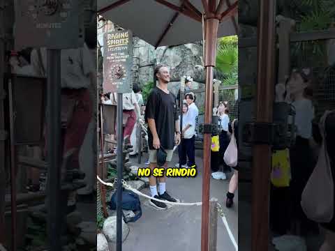 Este chico era muy alto para subir a la montaña rusa