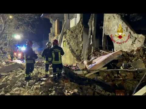 Crolla una palazzina ad Arezzo - L'intervento dei vigili del fuoco