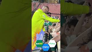 Gesto de ídolo: Weverton dá luva para criança antes de Portuguesa x Palmeiras