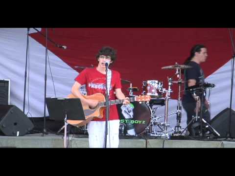 Su'l bord de l'eau live à Cornwall.