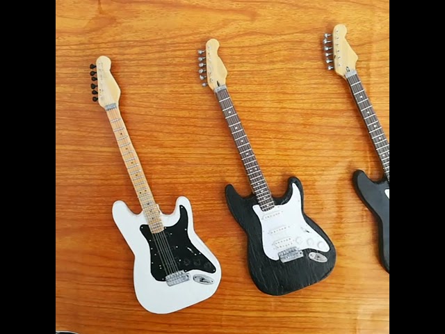 Vídeo relacionado con Jwthee Mini Modelo de Guitarra, Guitarra eléctrica en Miniatura de Madera con Soporte, réplica de Guitarra de Escritorio, Adorno de Instrumento Musical para el hogar