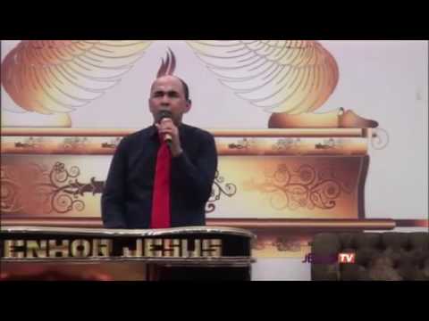 Pr Adão Santos transmitindo a unção