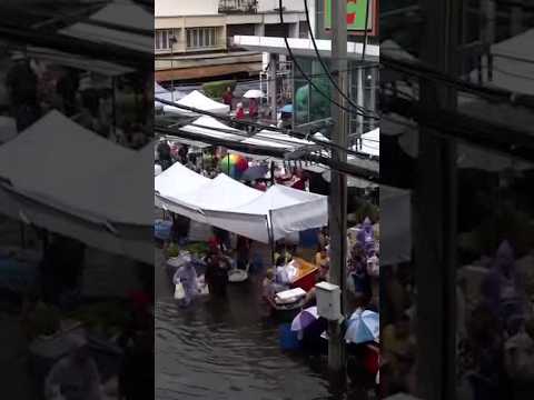 Una calle INUNDADA se convierte en un «MERCADO FLOTANTE» en Bangkok #shorts s