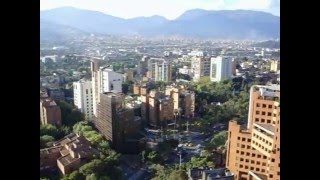 preview picture of video 'Avenida El Poblado y Medellìn desde San Fernando Plaza.'