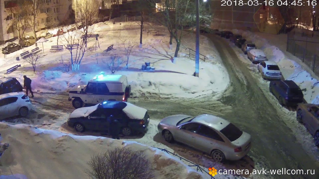 Джип не вписался в поворот во дворе