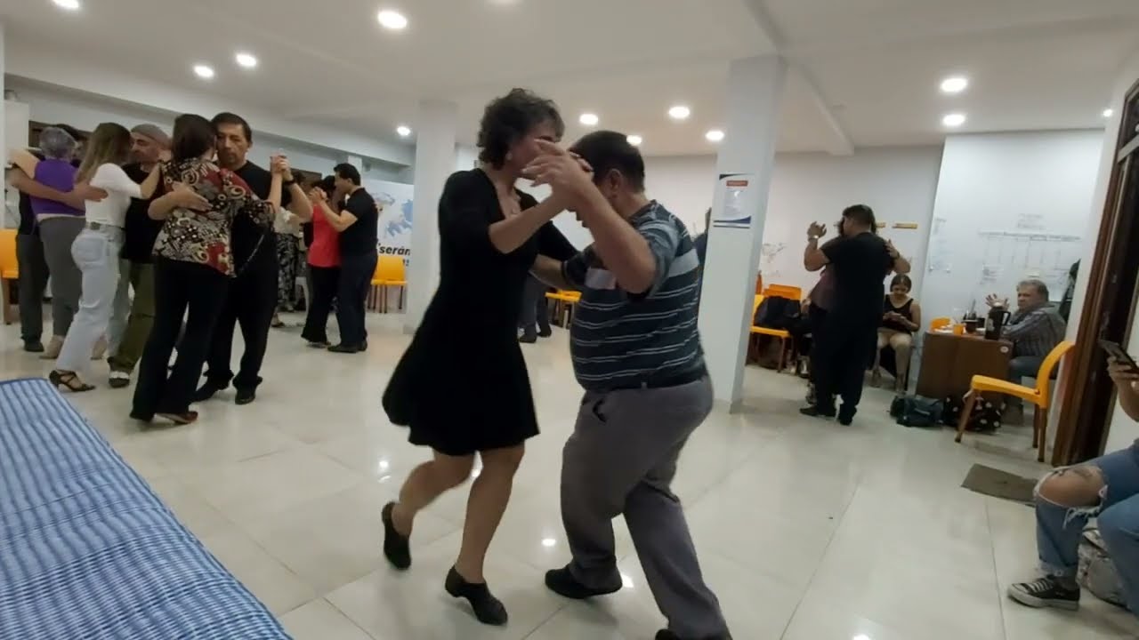 ¡Qué embrujo sin perdón es este amor tu amor! del que no puedo libertarme¿Qué fuerza loca y cruel me