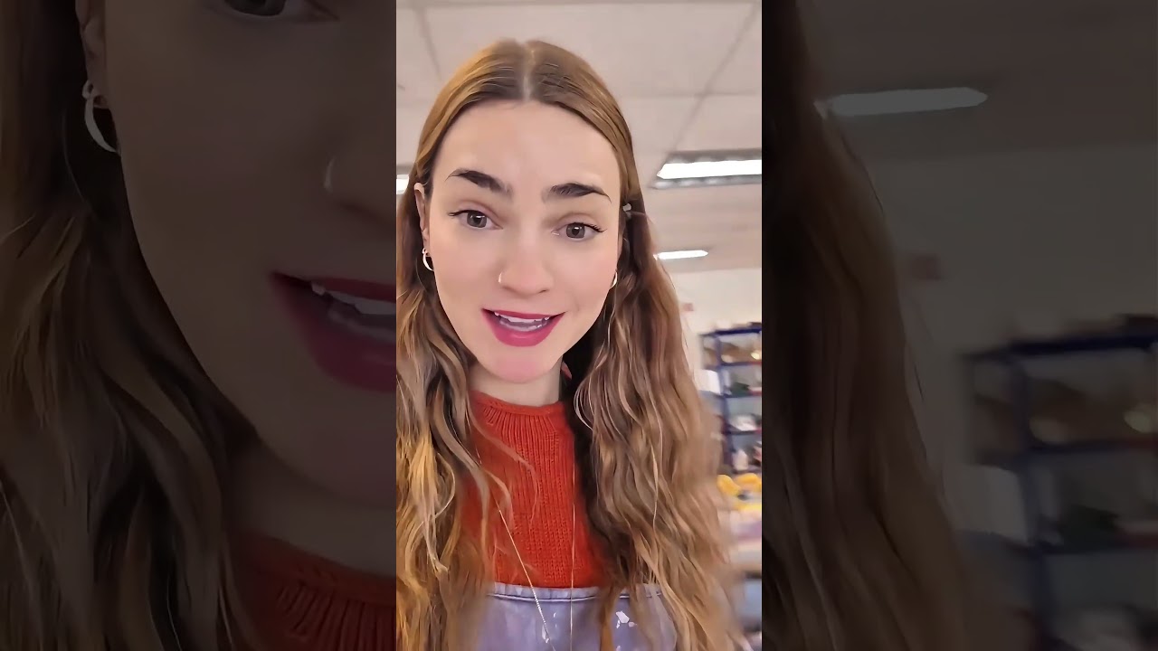 No sabía que su profesora había diseñado el sello que está utilizando #pottery #clay #mindblown