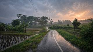 Download lagu Jalan Pelan Saat Gerimis | Suasana Syahdu Jalan Perkampungan di Garut Jawa Barat mp3