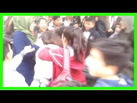 Kız öğrenciler kavga etti, erkekler tezahürat yaptı!