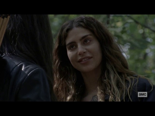 Vídeo relacionado con Nadia Hilker (Long Hair) Big Head. Máscara más Grande Que la Vida.