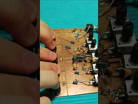 DIY analog polyphonic synth from CD40106