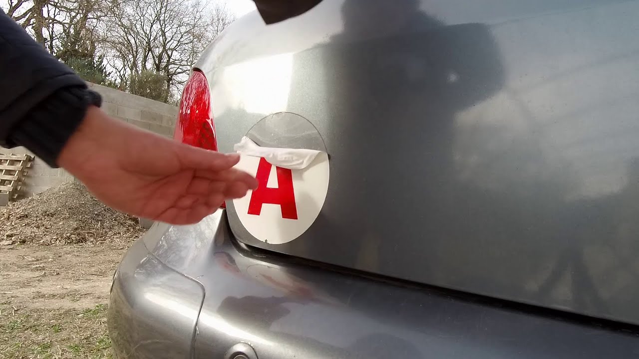 Astuces pour décoller un autocollant adhésif jeune conducteur sans abîmer la peinture de sa voiture