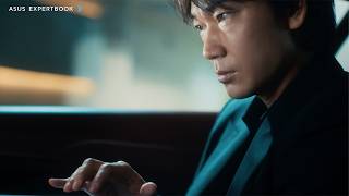 綾野剛、大人の色気漂う黒スーツ姿　思わぬアクシデントにも動じない！？　「ASUS ExpertBook」シリーズ新CM＋メーキング