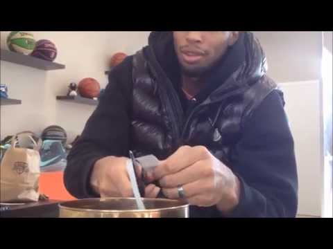 Quinton Hosley przygotowuje losowanie