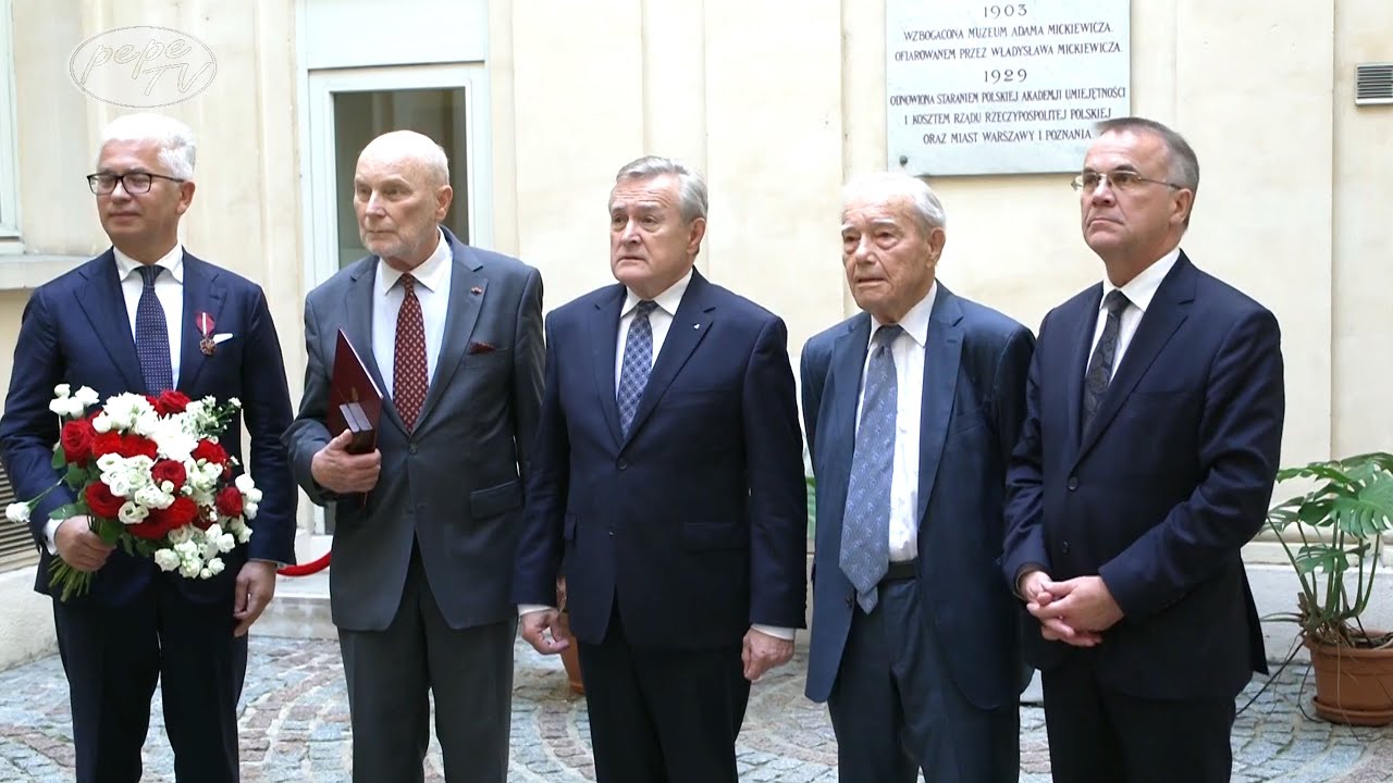 Minister Kultury Prof. Piotr Gliński podpisuje umowę na utworzenie Instytutu Biblioteka Polska w Paryżu