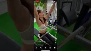 透けそうなブラで筋トレする美女