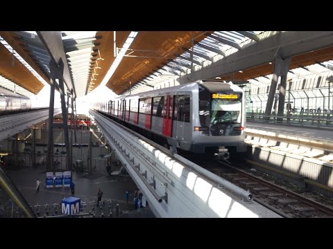 GVB Metro M5 vertrekt op station Bijlmer ArenA richting de Isolatorweg