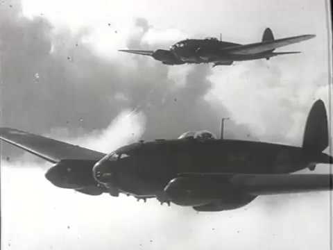 Entwicklung und Produktion des Heinkel Flugzeuges HE111 - Männer im Hintergrund