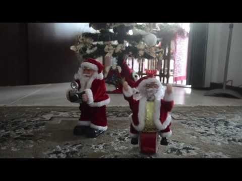 Coleção de Papais Noel: mulher guarda mais de 850 papais noel em casa