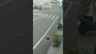 【車禍影片】台南特產：長輩出路口都沒在停的（2025.11.07 臺南市新營區新進路二段與裕民路口