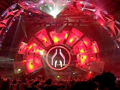 Mayday 2010 Markus Schulz plays "Tomcraft-Loneliness(Markus Schulz Big Room Reconstruction)"