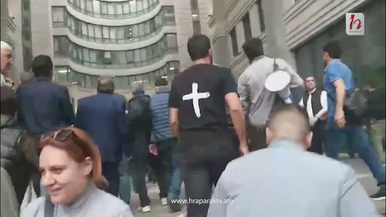 Երթի մասնակիցները մտան ԱԳՆ շենք