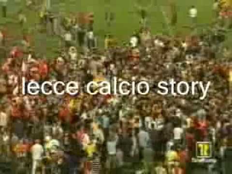 La festa al triplice fischio in LECCE-Palermo 3 a 0 del 7 giugno 2003 per la conquista della Serie A