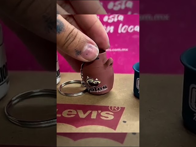 Vídeo relacionado con daged Venezuela - Llavero con diseño de camiseta (revestimiento de resina, efecto 3D y pegatina práctica), multicolor, 90 mm