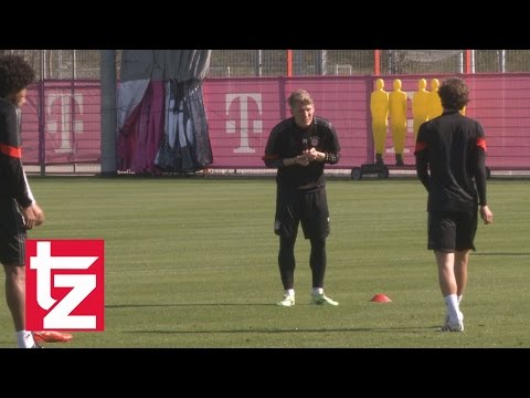Thomas Müller macht sich über Bastian Schweinsteiger lustig - FC Bayern Abschlusstraining vor Porto