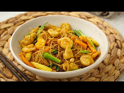 How to make the best Singapore Noodles at home (Quick & Easy )