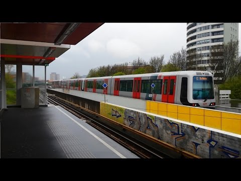 RET Metro 2*Type SG3 en 3*Type B op station Capelsebrug