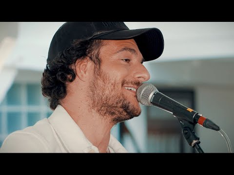 Videoclip de A la maison — Amir