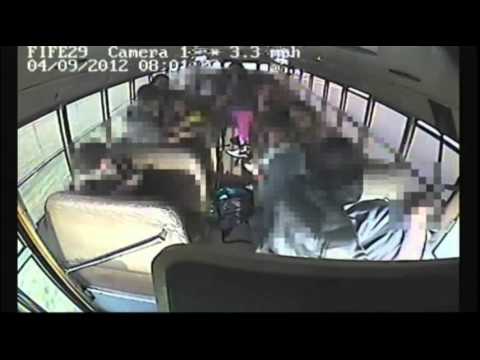 Ragazzino guida l’autobus dopo il malore del conducente
