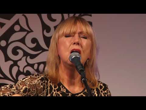 Ieva Akuratere - Reiz zaļoja jaunība (BILDES 2017)