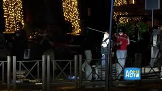 Roma, scontri nella notte: lanciati cartelli stradali e siepi. La polizia risponde con gli idranti