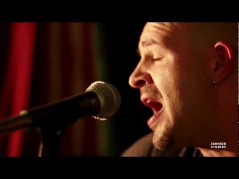 Live @ Jooniors - S05E10 - Once Upon A Tuesday - 03 - Roll The River (Live)