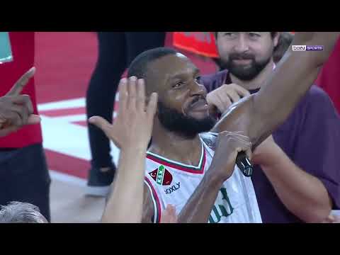 Pınar Karşıyakalı Vitto Brown taraftar ile şarkı söylüyor...